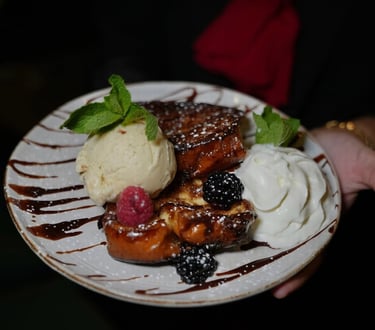 Dessert brioche perdu fait maison présenté avec soin au restaurant La Parisienne à Nîmes