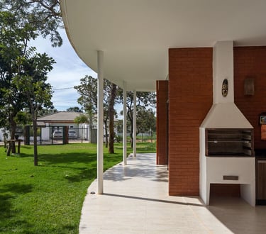 fachada casa sustentável em Brasília de tijolos ecológicos e telhado verde