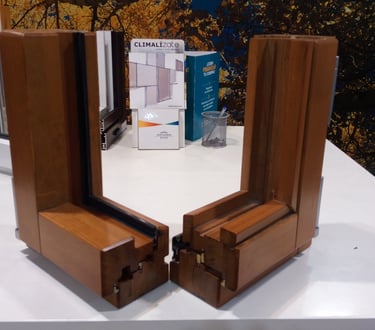 Dos muestras en ángulo de Ventanas de madera.