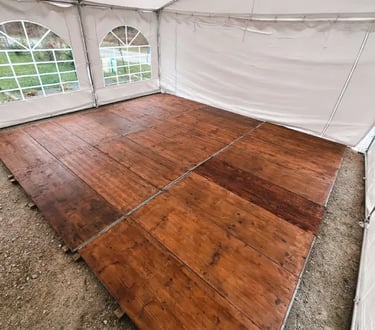 plancher de réception sous un barnum pour événement