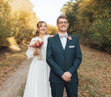 La mariée pose une main sur l’épaule du marié juste avant qu’il ne se retourne.