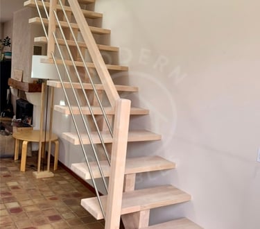 Escalier droit sur limon central en bois 