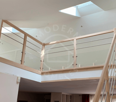 Vide mezzanine sur salle à manger avec rambarde bois,métal et vitrage bas