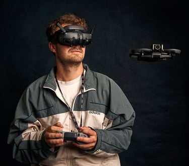 FPV Drohnenpilot Aldan Kosnick mit der DJI AVata 2