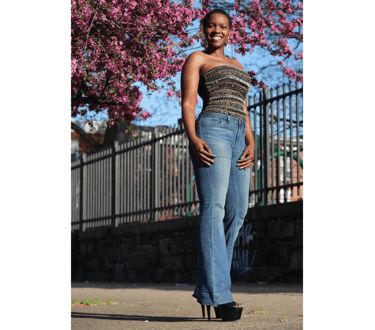 Woman posing in front of a tree 