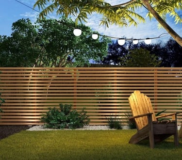Cerramiento exterior con lamas verticales en madera para jardín residencial con privacidad y diseño natural