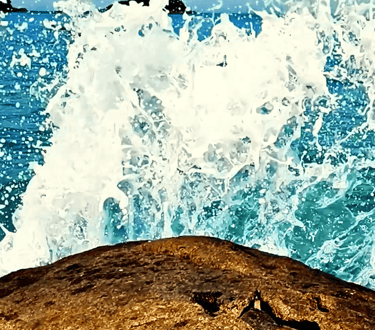 imagem fechada de uma onda batendo na pedra