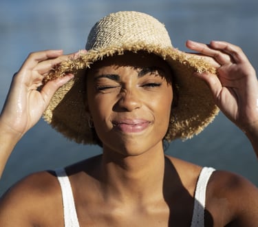femme à la peau bronzée
