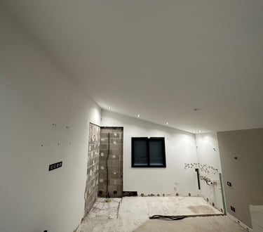 Travaux de rénovation intérieure avec reprise des enduits murs et préparation sol. Harenova