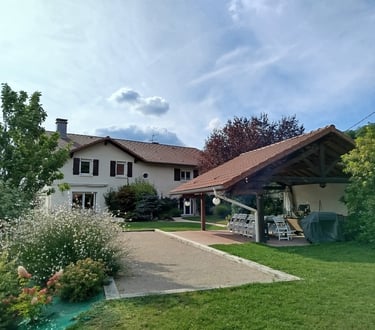 Pelouse et terrain de pétanque