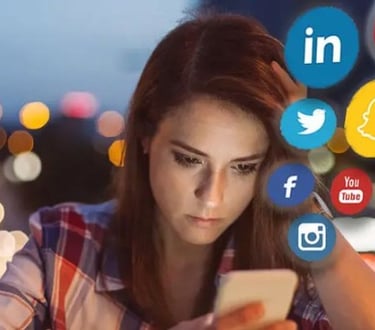 imagem de uma jovem usando suas redes sociais.