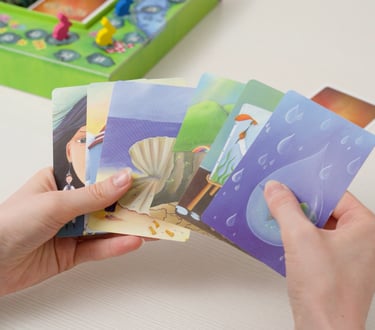 Rankose laikomos Dixit žaidimo kortos