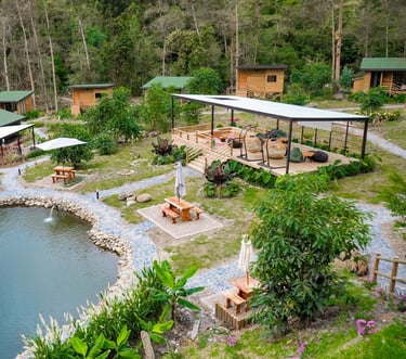 Cabañas y lago, Cantos del Rio, Colombia