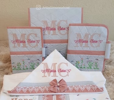 Kit personalizado com toalha de banho com capuz + capa para caderneta + porta fralda - Art by Simone