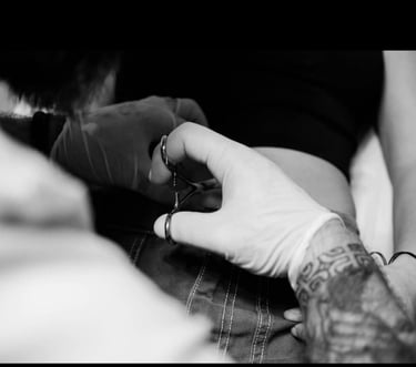 piercing au ventre d'une femme