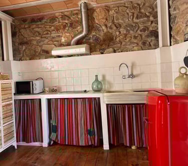 Cocina rústica con detalles tradicionales en la casa rural La Calma, Fuentes de Ayódar