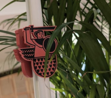 Zbliżenie na magnes z Syrenką Warszawską, druk 3D, kolorystyka ceglanych kamienic