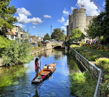 Petite barque en bois sur la rivière Great Stour et le Westgate towers en fond