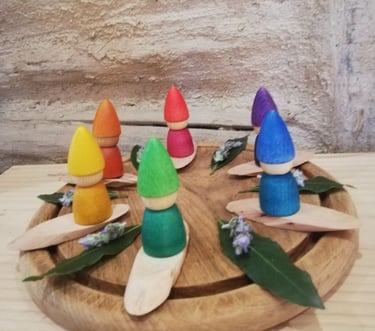 Figures de fusta de colors en cercle, joc lliure i creatiu