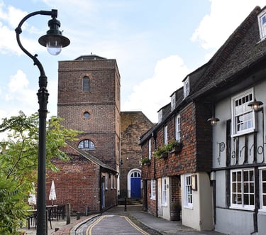 petite allée pavée avec un lampadaire à gauche et The Parrott Pub à droite