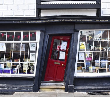 The Crooked House la maison tordue dont la porte rouge penche vers la droite