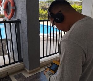 operario detectando fuga de agua potable  con geofono