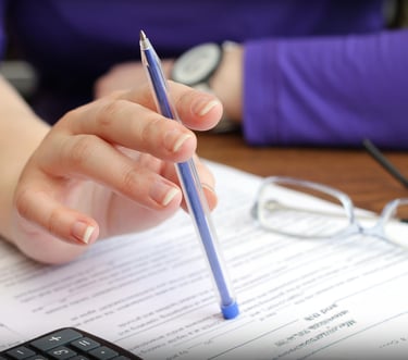 personne rédigeant un document