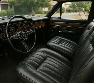 Interior clássico do Ford Landau, com bancos de couro preto, painel de madeira e volante original.