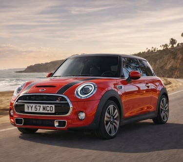 Mini Cooper vermelho 2024 na estrada litorânea mostrando design moderno e esportivo