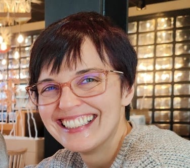 Foto di Nicoletta: capelli corti scuri, occhi azzurri, occhiali rosa,  un grande sorriso
