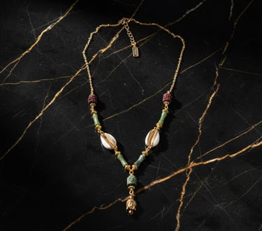 Colliers artisanaux faits main, créations inspirées de la nature et des îles