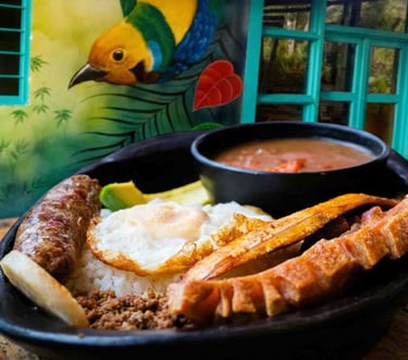 Plato de Bandeja Paisa tradicional servido en un cuenco de barro rústico, en La Martina Campestre