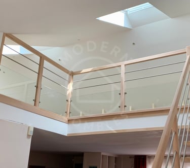 Vide mezzanine sur salle à manger avec rambarde bois,métal et vitrage bas