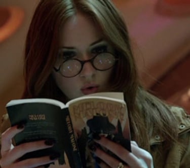 imagem da personagem amy pond da serie doctor who lendo um livro dentro da tardis