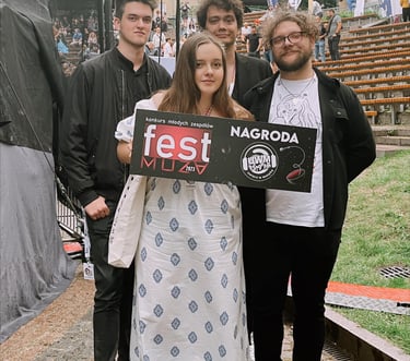 Zdjęcie przedstawia zespół Heima trzymający nagrodę za udział w konkursie muzycznym Fest Muza 2023
