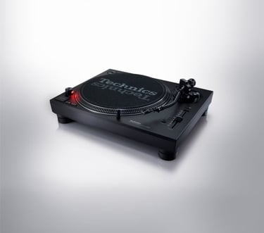 Tocadiscos profesional Technics SL-1210MK7 para DJ en vista perspectiva
