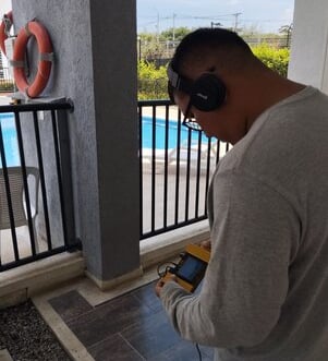 operario detectando fuga de agua potable  con geofono