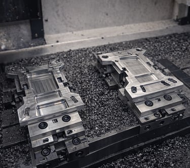 CNC-gefertigte Präzisionsbauteile aus Metall auf einer Werkzeugmaschine in der Fertigung