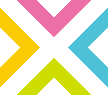 4 triangles de couleurs séparés par un espace blanc.