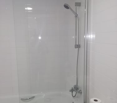 Fabricación e instalación de mamparas de cristal para baños particulares.