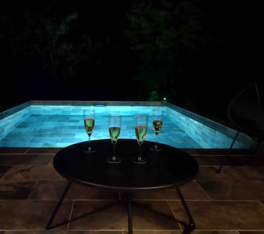 piscine de nuit avec coupes de champagne dans la love room morbihan
