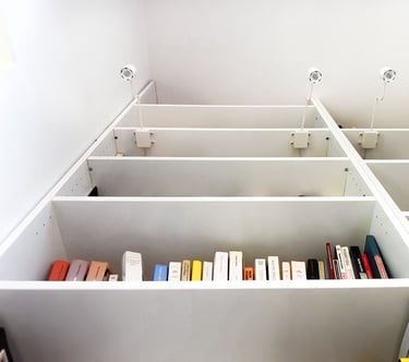 Modules bibliothèque sous combles Shelfi – La Garenne-Colombes – mélaminé blanc