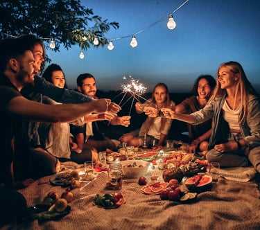 Célébration de vie en soirée avec proches, dans une ambiance lumineuse et symbolique