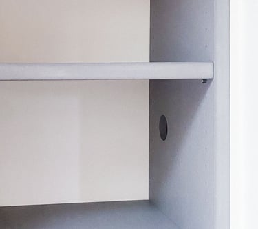 Bibliothèque Shelfi – Vaucresson – Valchromat gris – design chaleureux et fonctionnel