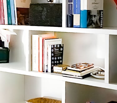 Rangement sous combles Shelfi – Rueil-Malmaison – bibliothèque en mélaminé blanc