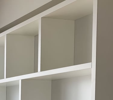 Bibliothèque suspendue Shelfi – Courbevoie – mélaminé Egger – finitions soignées