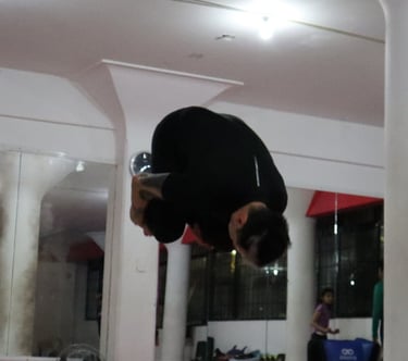 Hombre haciendo un brinco en gimnasia para artes marciales