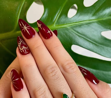 Une femme avec du nail art sur les ongles