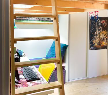 Échelle mezzanine Shelfi – Neuilly-sur-Seine – structure épicéa claire sur mesure