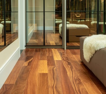 quarto com madeira natural e rodapé branco